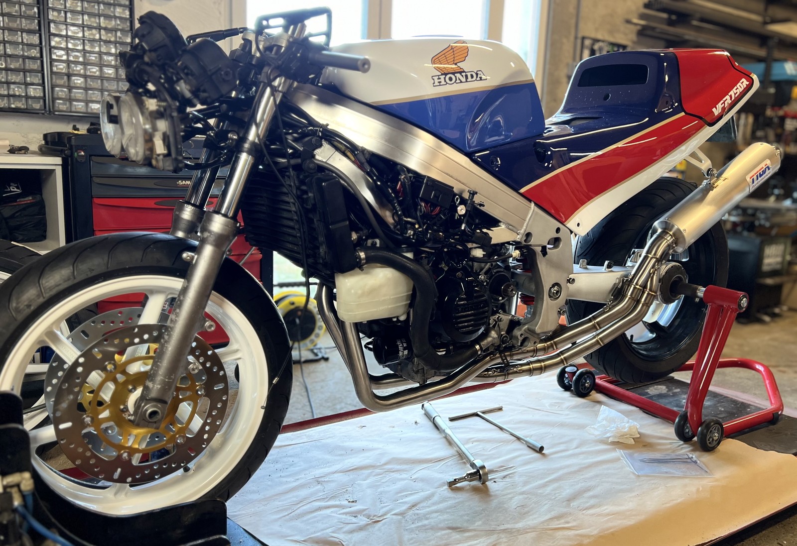 La moto pendant les dernières étapes de montage.