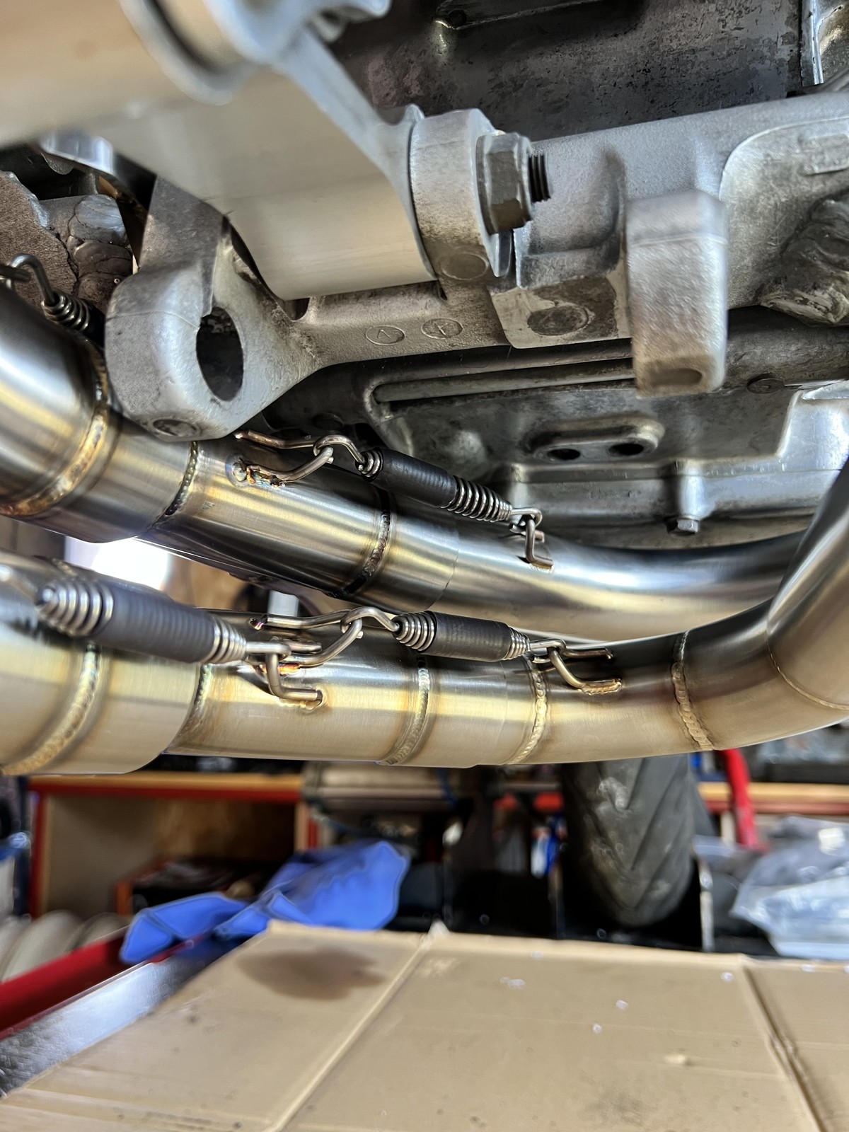 Détail du passage des collecteurs sous le moteur.