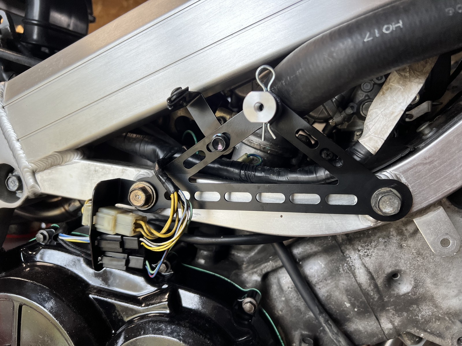 Les commandes reculées CNC installées sur la moto.