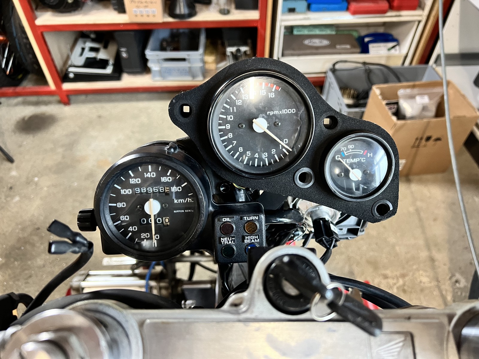 Le compteur de VFR400 NC30 intégré au poste de conduite.