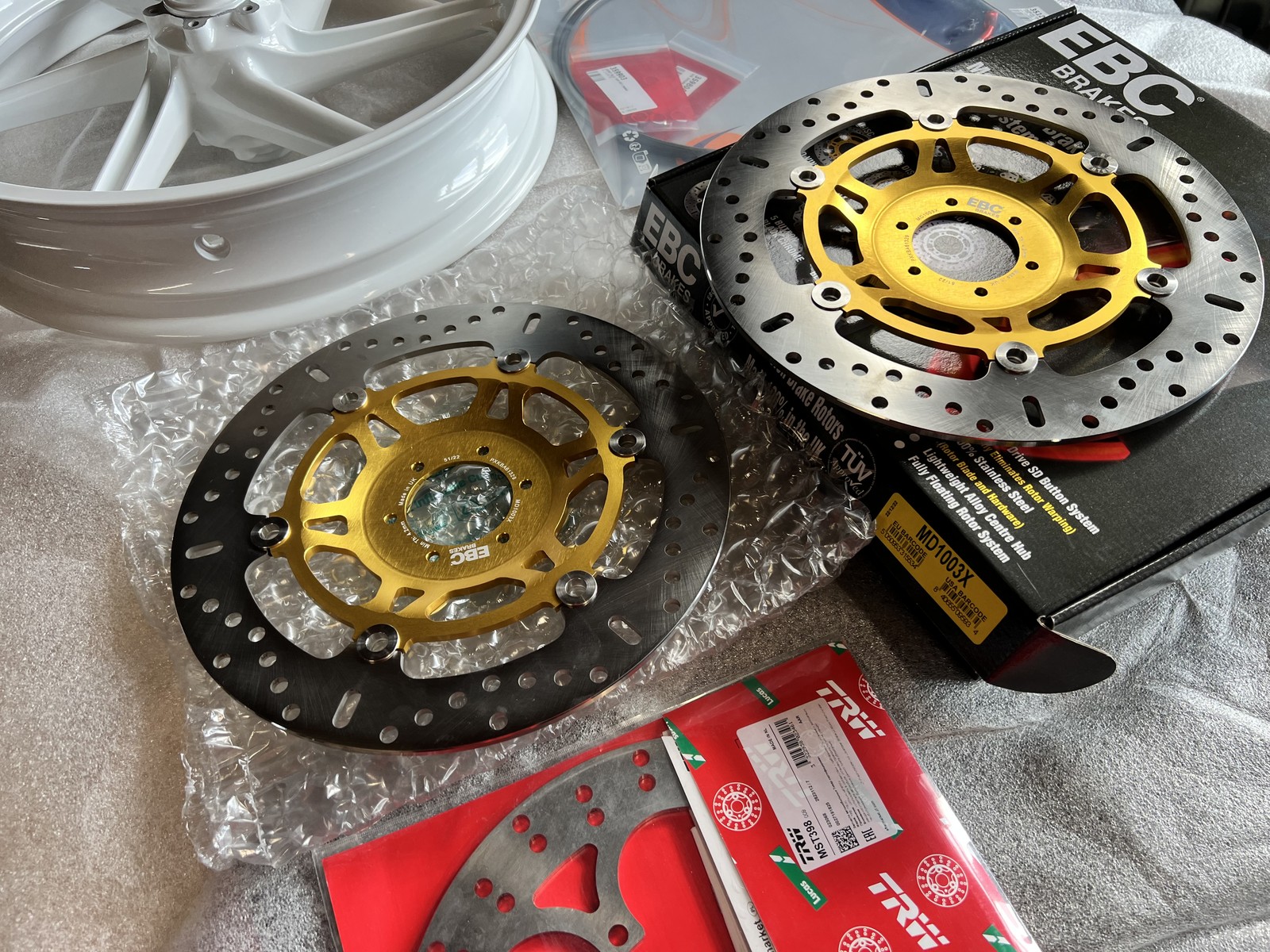 Préparation des disques de frein et des durites aviation.