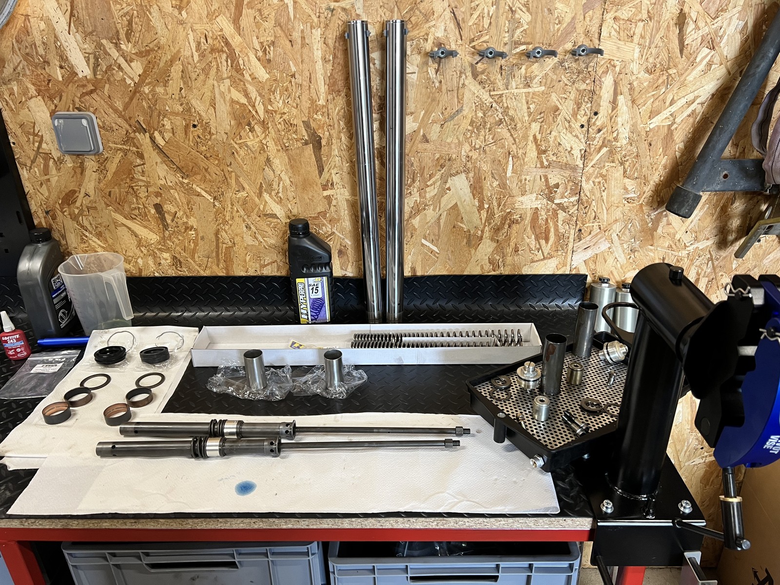 Préparation de la fourche avec les ressorts Hyperpro et les pièces nécessaires au remontage.
