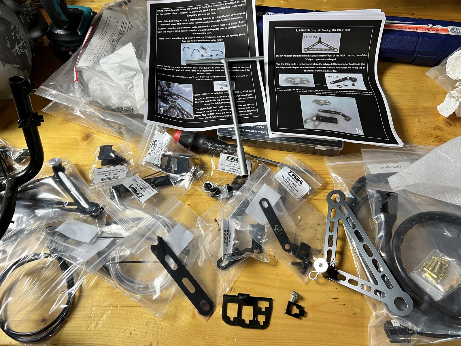 Préparation des pièces de montage et des commandes pour la conversion.