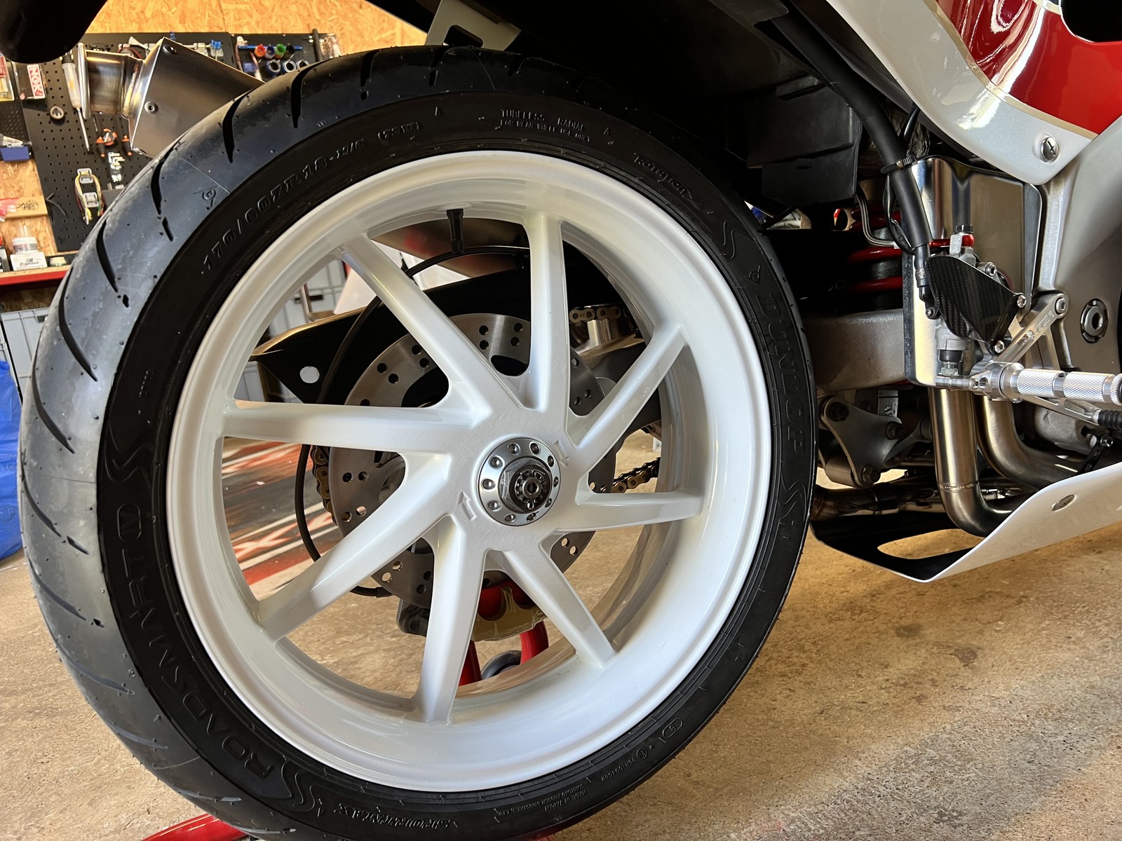 La jante arrière de RC30 et sa fixation mono-écrou sur la moto assemblée.