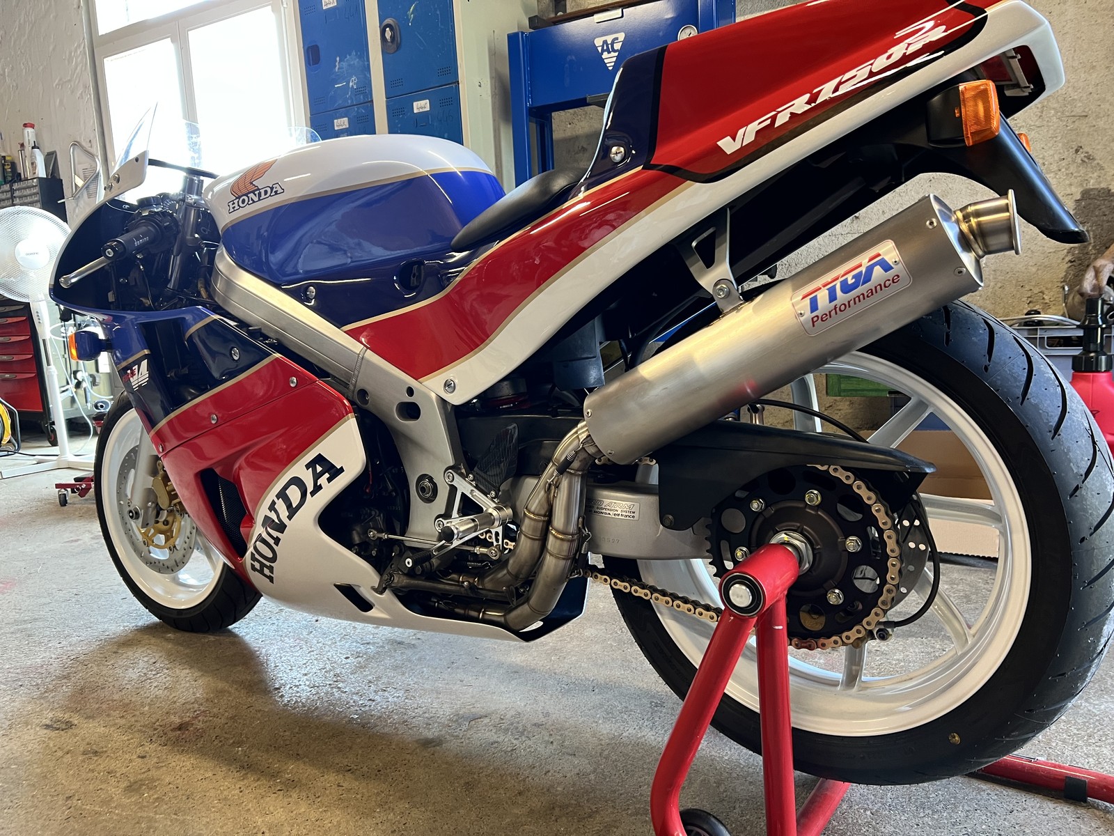 Vue arrière de la réplique, avec sa roue mono-écrou et son échappement Tyga.