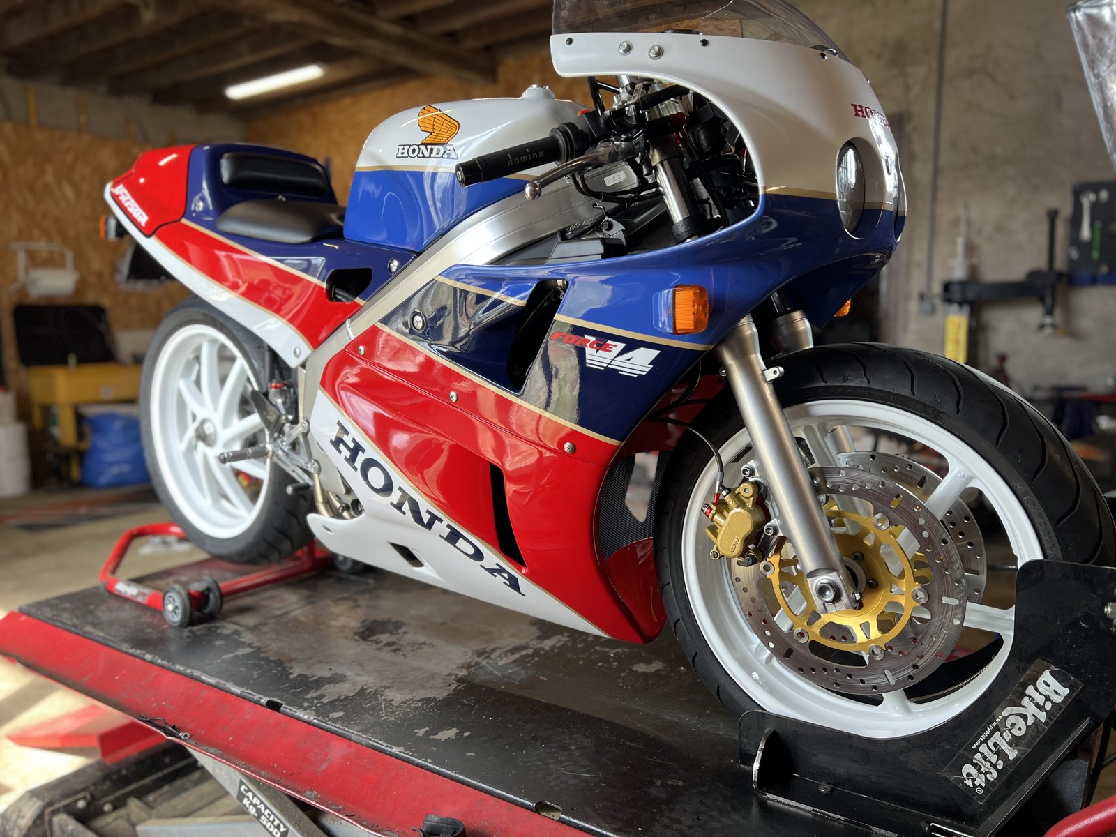 Vue avant de la réplique RC30 terminée à l’atelier AVSmoto.
